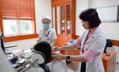 Bé trai chảy mủ tai nhiều năm, phát hiện cholesteatoma ăn sâu vào xương