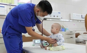Đi ngo&#224;i 20 lần một ng&#224;y, b&#233; trai nguy kịch phải lọc m&#225;u