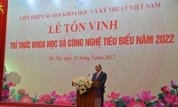 Chủ tịch nước Nguyễn Xu&#226;n Ph&#250;c: Tr&#237; thức phải miệt m&#224;i hơn nữa, s&#225;ng tạo hơn nữa