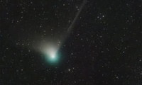 Đ&#234;m nay, sao chổi xanh si&#234;u hiếm sẽ lao qua Tr&#225;i Đất sau 50.000 năm