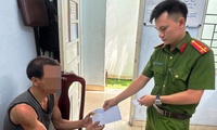 C&#244;ng an ngăn người đ&#224;n &#244;ng nhảy cầu tự tử, c&#242;n hỗ trợ kinh ph&#237; về qu&#234;