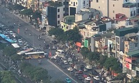 Xe bu&#253;t v&#224; xe kh&#225;ch va chạm, cửa ng&#245; ph&#237;a Nam &#249;n tắc cục bộ