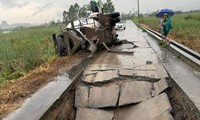 Đường li&#234;n th&#244;n ở Quảng Ninh bất ngờ bị sụt nặng sau khi xe chở b&#234; t&#244;ng tươi đi qua