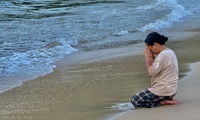 Rơi nước mắt h&#236;nh ảnh người mẹ quỳ gối b&#234;n bờ biển ng&#243;ng tin con đang mất t&#237;ch
