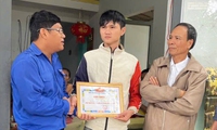 Tặng giấy khen cho ch&#224;ng trai đu d&#226;y xuống d&#242;ng lũ dữ cứu người