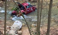 Ô tô bán tải chở 4 người bị hất văng xuống suối