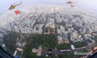 M&#225;y bay trực thăng k&#233;o cờ Tổ quốc tr&#234;n bầu trời TP Hồ Ch&#237; Minh