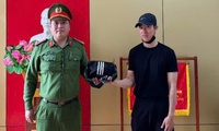 Trao trả t&#250;i x&#225;ch chứa nhiều ngoại tệ cho du kh&#225;ch H&#224;n Quốc l&#224;m rơi ở B&#227;i Ch&#225;y