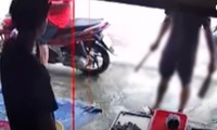 Mua t&#244;m bị nhắc nhở, thanh ni&#234;n dọa ch&#233;m chủ sạp g&#226;y n&#225;o loạn khu chợ
