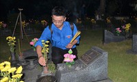 50 năm thống nhất đất nước:&#160;Tuổi trẻ thắp nến tri &#226;n c&#225;c Anh h&#249;ng liệt sĩ