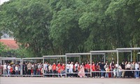 H&#224; Nội d&#224;nh 50.000 suất qu&#224; tặng du kh&#225;ch, nh&#226;n d&#226;n viếng Lăng B&#225;c