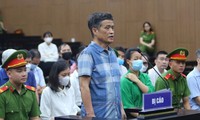 Túi hoa quả chứa 500 triệu mừng sinh nhật cựu Tổng cục trưởng Địa chất và Khoáng sản