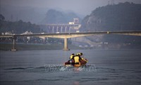 Ph&#225;t hiện, trục vớt khối lượng lớn bom, đạn gần cầu H&#242;a B&#236;nh