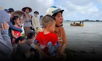 Tiếng kh&#243;c x&#233; l&#242;ng của con g&#225;i nhỏ gọi mẹ v&#224; chị g&#225;i bị đuối nước tại s&#244;ng Hồng