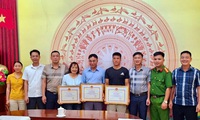 Nh&#226;n vi&#234;n y tế c&#249;ng 2 người d&#226;n cứu học sinh lớp 9 đuối nước tr&#234;n s&#244;ng L&#244;