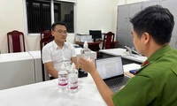 Bắt Ph&#243; Chủ tịch thị trấn ở H&#224; Nội v&#236; sản xuất cồn y tế giả