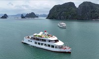 T&#224;u du lịch tr&#234;n vịnh Hạ Long lắp đặt thiết bị th&#244;ng tin li&#234;n lạc xong trước ng&#224;y 15/8