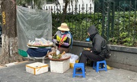 Giá rét cắt da, người lao động nhọc nhằn mưu sinh trên từng góc phố Hà Nội