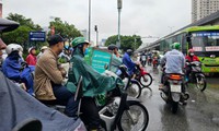 Hà Nội đón mưa dông giải nhiệt nắng nóng dài ngày