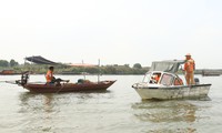 Hà Nội vận động dân vạn chài từ bỏ cách đánh cá kiểu 'tận diệt' trên sông