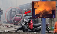 Cháy lớn công ty sản xuất ghế ở TPHCM, ô tô đỗ cạnh xưởng ‘vạ lây’