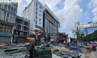 Cận cảnh loạt công trình ven đường Nguyễn Hoàng bị tháo dỡ để làm vườn hoa
