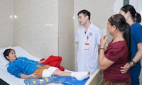 Xúc động khoảnh khắc giám đốc bệnh viện thăm cô giáo mất chân khi cứu học trò