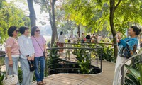 Có gì ở cầu Dải lụa, khung gương bên hồ Hoàn Kiếm? 