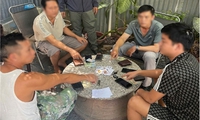 Công an bắt 9 đối tượng đánh bạc bằng hình thức 'tiến lên' và 'xóc đĩa'  