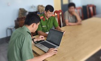 Công an làm việc với người đàn ông chia sẻ thông tin xuyên tạc trên Facebook