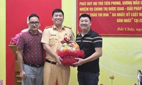 CSGT Quảng Ninh dùng xe đặc chủng mở đường đưa sản phụ chuyển dạ đến viện cấp cứu