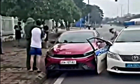 Tài xế vi phạm nồng độ cồn tăng ga đâm gãy cửa xe CSGT để bỏ chạy