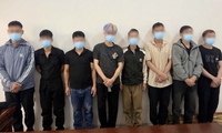 Bắt quả tang 8 người đang đánh 'liêng' ở nơi tổ chức hiếu lễ 