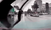 Clip ô tô chuyển hướng bất ngờ, đẩy người đi xe máy vào tình huống suýt mất mạng
