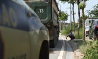 Xe tải chở đất cát 'rải dấu vết' trên đường vào tầm ngắm CSGT Hà Nội