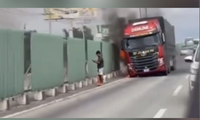 Xe đầu kéo bất ngờ nổ văng lốp rồi bốc cháy ngùn ngụt trên cao tốc