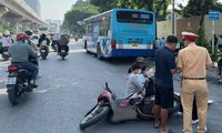 Hà Nội: Xe máy va chạm với xe buýt trên đường Nguyễn Trãi khiến 1 người tử vong
