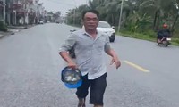 Người đàn ông chặn đường, cầm mũ bảo hiểm đánh tài xế ô tô
