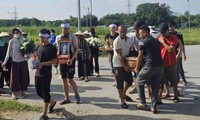 Hàng xóm, người thân nghẹn ngào tiễn nam sinh 18 tuổi gặp nạn ở Hà Nội về nơi an nghỉ