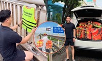 Chàng trai treo 200 áo phao cứu người trên các cây cầu ở Hưng Yên