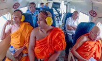 Khoảnh khắc máy bay quân sự Sri Lanka chở nhà sư rải nước thánh cầu mưa