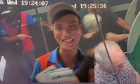 Hai du khách nước ngoài trả lại 20 triệu đồng shipper bỏ quên tại cây ATM