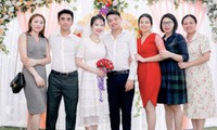 Thấy 4 đứa trẻ bơ vơ, người phụ nữ quyết định về làm mẹ kế