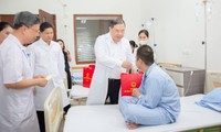 Phó Thủ tướng Thường trực Phạm Gia Túc thăm, tặng quà bệnh nhi dịp Tết Trung thu