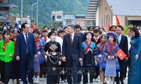 Thủ tướng dự Lễ khai giảng năm học mới tại Trường Phổ thông nội trú liên cấp Mường Khương (Lào Cai)