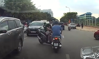 Thót tim cảnh xe máy sang đường từ góc khuất, gây họa cho xe khác