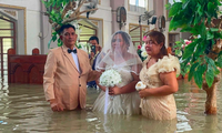 Nhà thờ ngập sâu, cô dâu gây chú ý với màn lội nước vào lễ đường