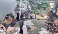 Bắt quả tang 17 người lắc tài xỉu ăn tiền ở An Giang