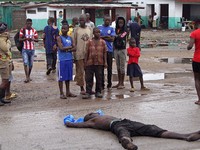 Thi thể nạn nhân Ebola bị chó ăn thịt ở Liberia