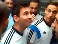 Fan Brazil đối mặt Messi và dàn sao Argentina trong thang máy